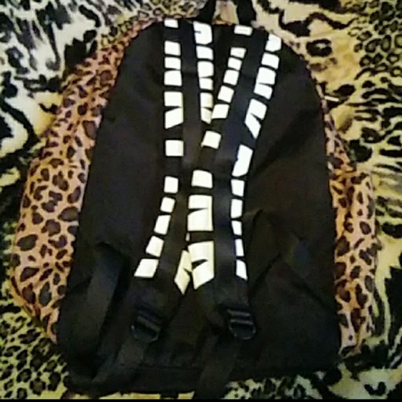 🆕Pink VS 2017 Pink Leopard Backpack - Picture 4 of 5